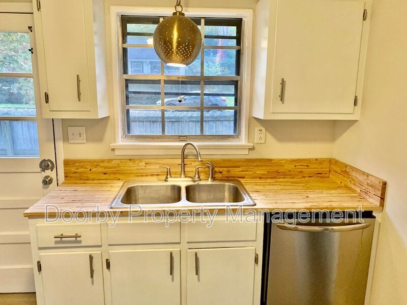 Building Photo - 303 Ridgeway Dr