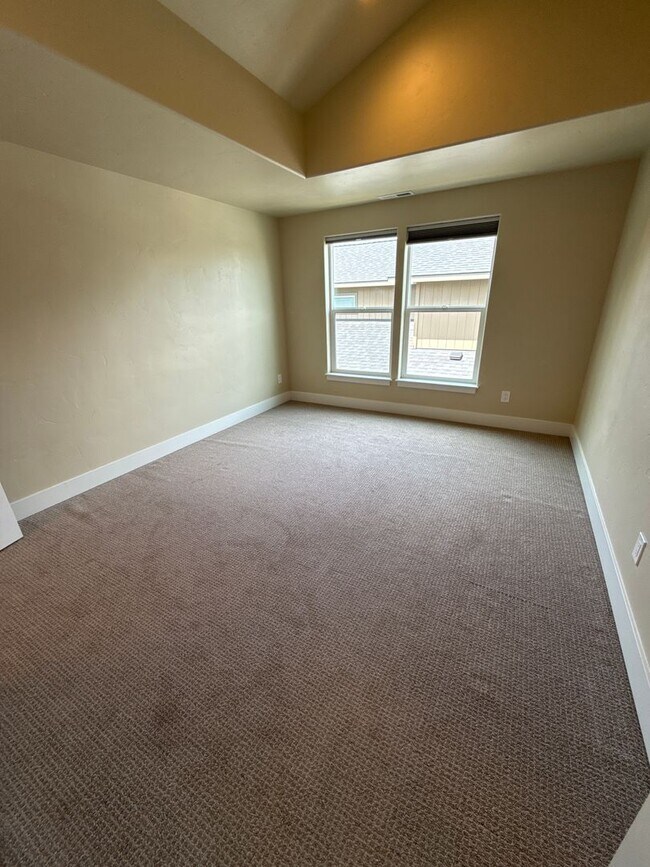 Building Photo - 20747 NE Angora Ct
