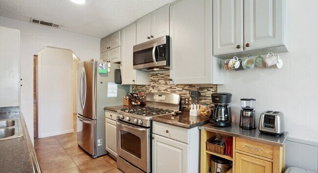 Building Photo - 4611 Cedargrove Dr