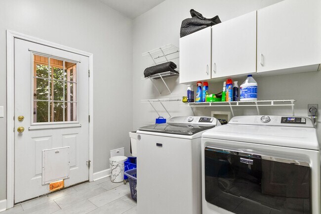 Building Photo - Beautiful 5 Bed 3.5 Bath Home! Available Summer 2026! Book Your Tour Today!