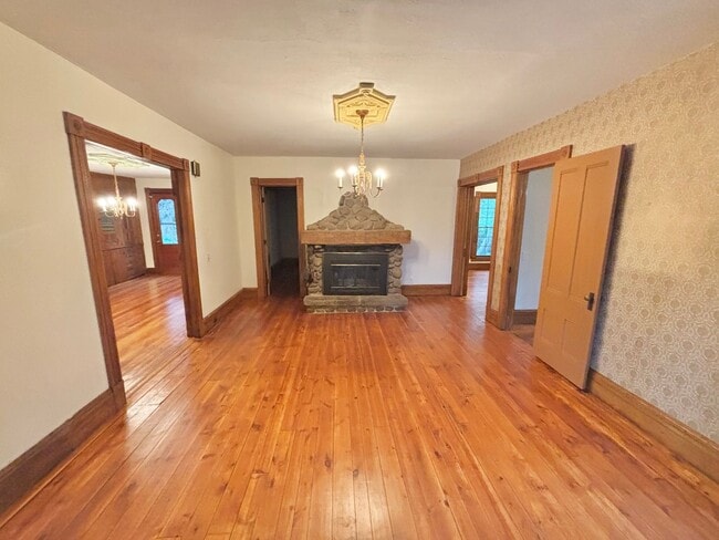 Building Photo - HUGE 6bd / 3ba House | Penfield Schools | 2nd floor Laundry hooks | Master Suite