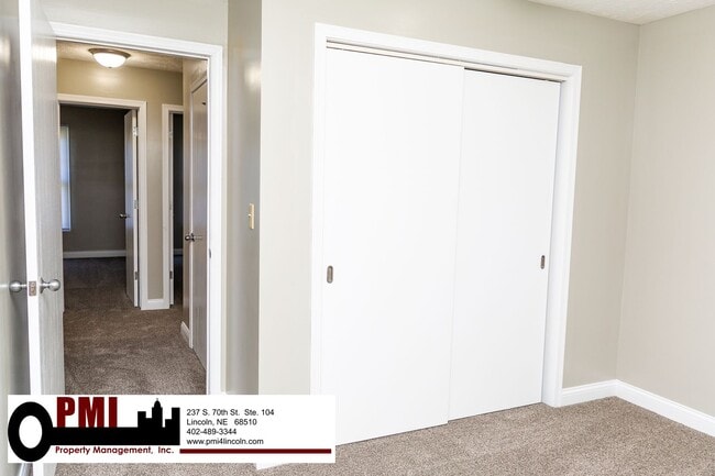 Building Photo - 3 Bedroom and 1.5 bathroom Duplex for rent