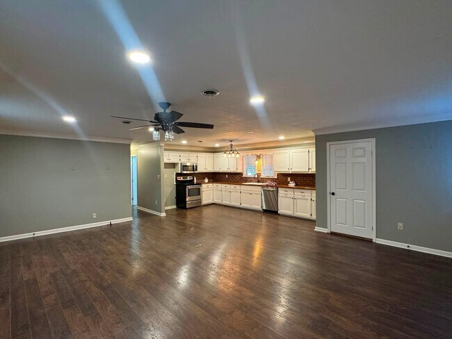 Building Photo - 1498 Garland Dr