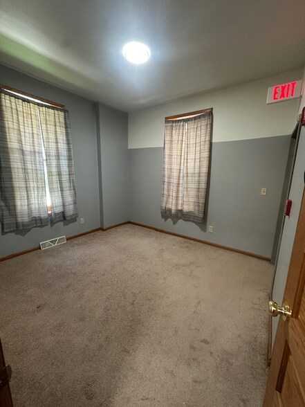 Building Photo - 802 N Van Buren St