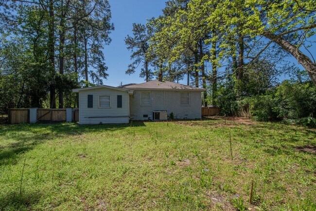 Building Photo - $1,250 - 3 bed/1 bath single-family home f...