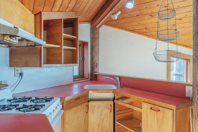 Building Photo - Cozy 2 Bedroom, 1 Bath, With a great Location!