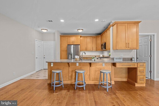 Building Photo - 1701 Lake Shore Crest Dr