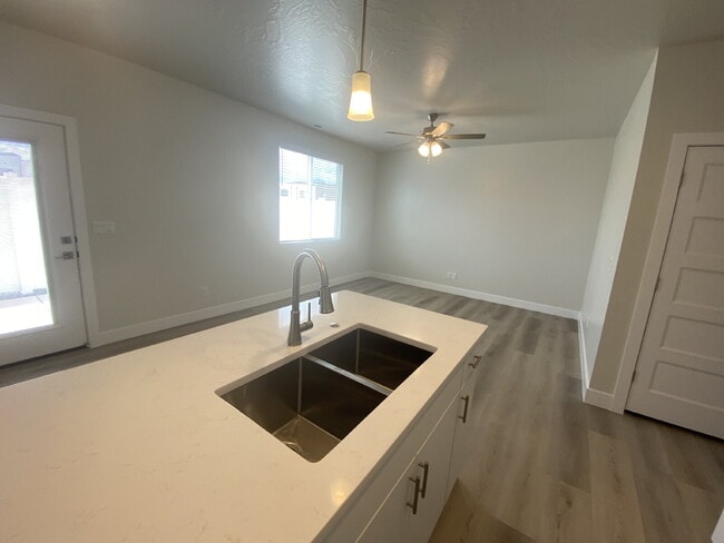 Building Photo - 4134 Baywood Dr