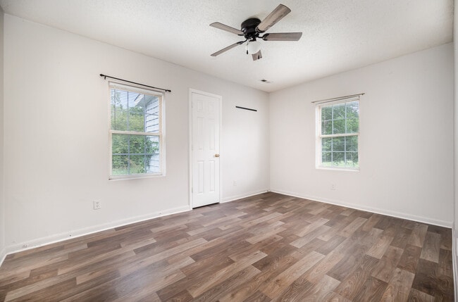 Building Photo - 1043 Mountain Crest Dr