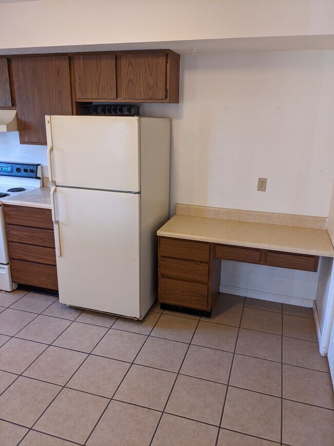 Building Photo - 1709 E Willow Ct