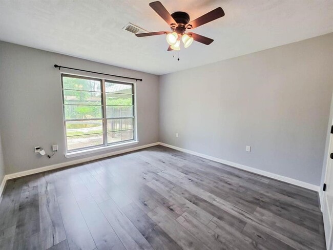 Building Photo - 215 W North Hill Dr