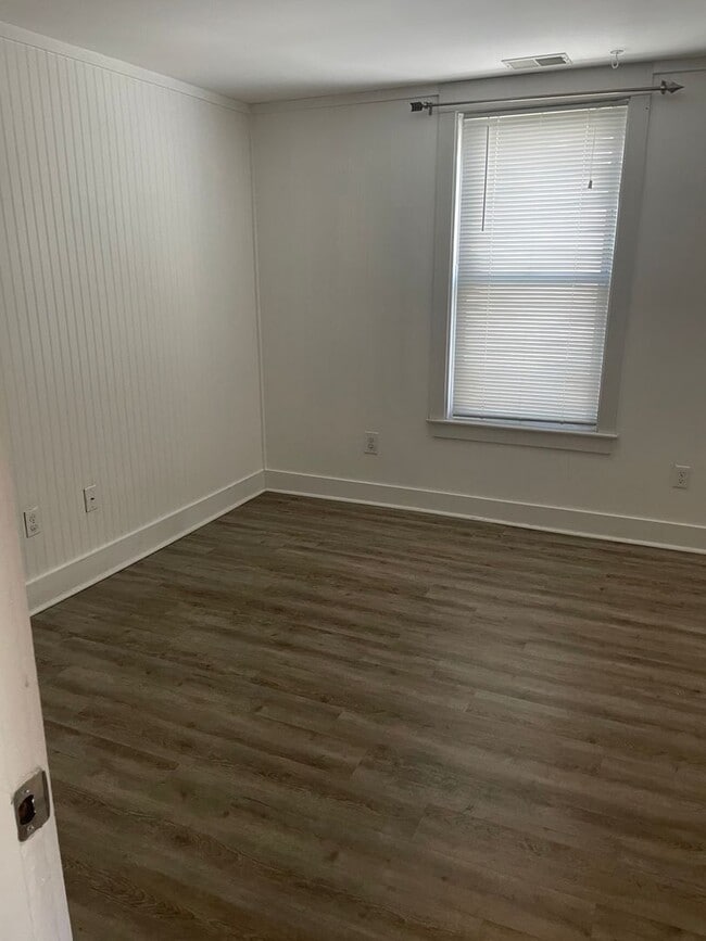 Building Photo - Southie 4 Bed Available 9/1/26