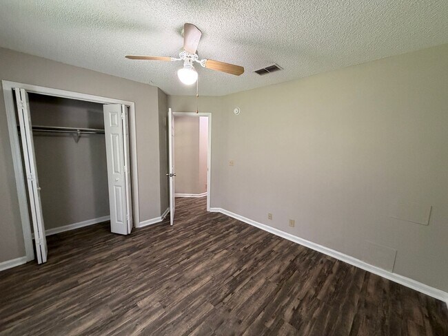 Building Photo - 401 Wild Grape Dr