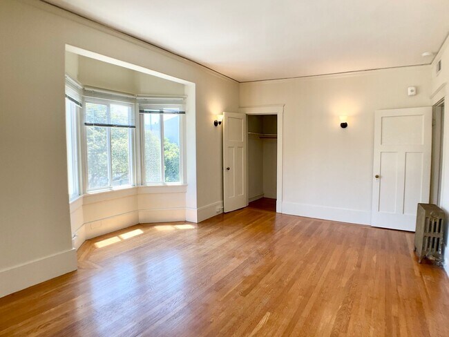 Building Photo - LARGE 3BR In Pac Heights. In-Unit Laundry!...
