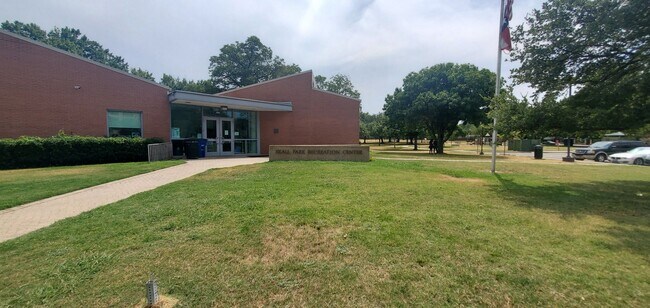 Building Photo - Energy Efficient Urban Townhome w/ Open Floorplan, Gourmet Kitchen, Rooftop Patio, & Exall Park N...