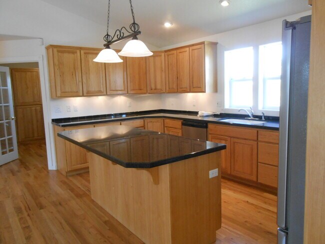Building Photo - 62677 Hawkview Road