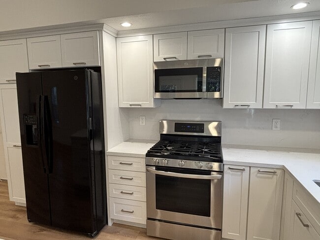 Building Photo - 34 Alvares Ct