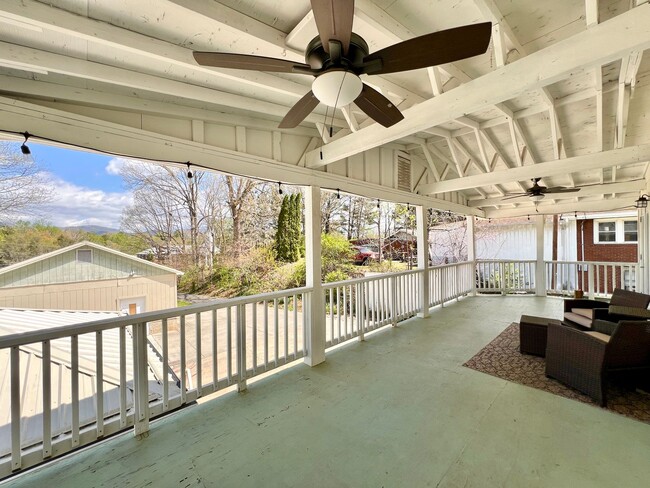Building Photo - Charming 2 Bedroom Home - All utilities in...