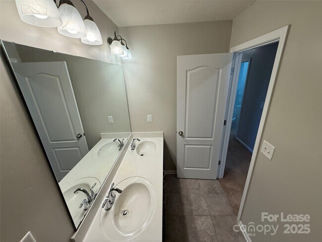 Building Photo - 15124 Evergreen House Dr