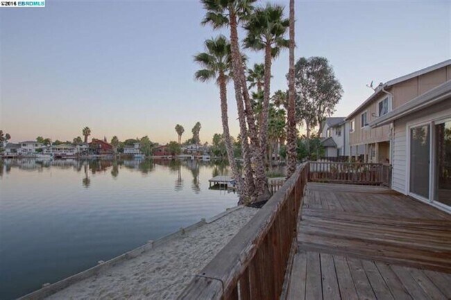 Building Photo - 1345 Shell Ct