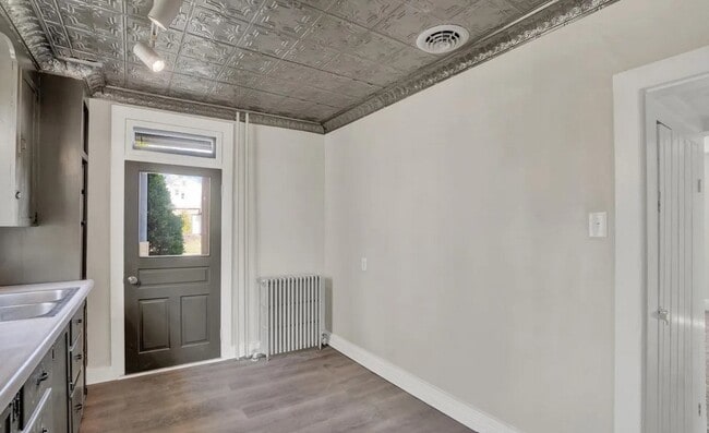 Building Photo - House For Rent