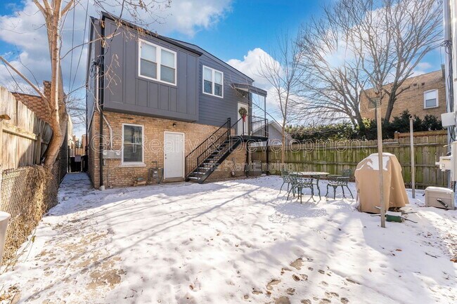 Building Photo - 5737 N Washtenaw Ave