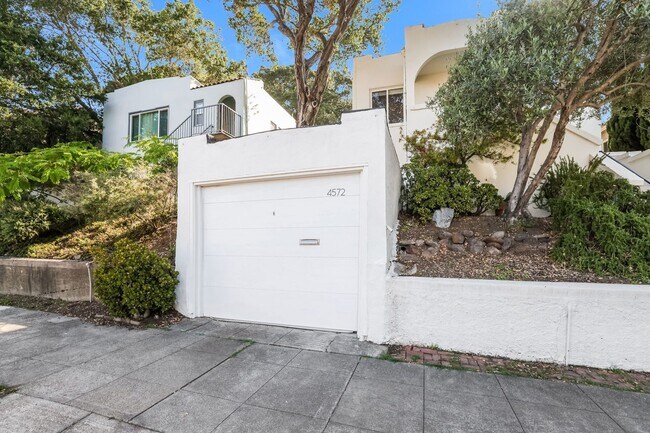 Building Photo - Available 2 Bedroom Home In Redwood Heights!