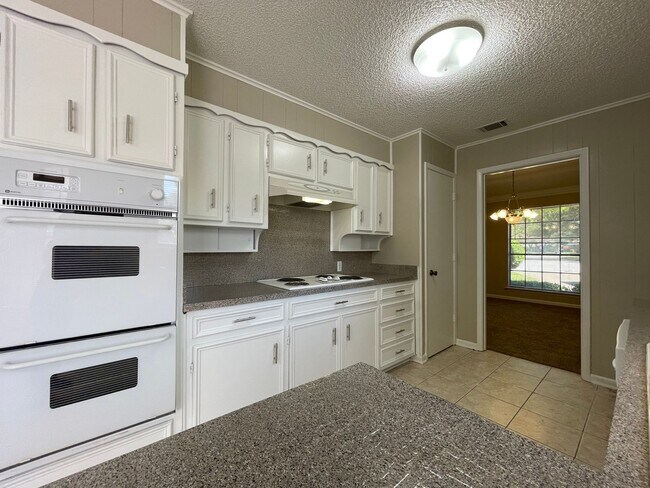 Building Photo - COMING SOON 3 BEDROOM 2.5 BATH SPACIOUS HO...