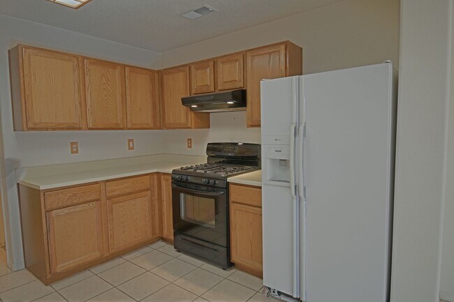 Building Photo - NE Heights Townhome Available For Move In