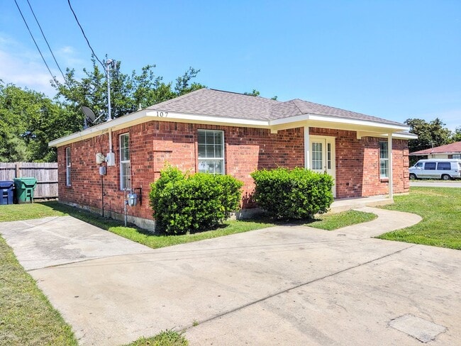 Building Photo - Completely refurbished home walking distan...