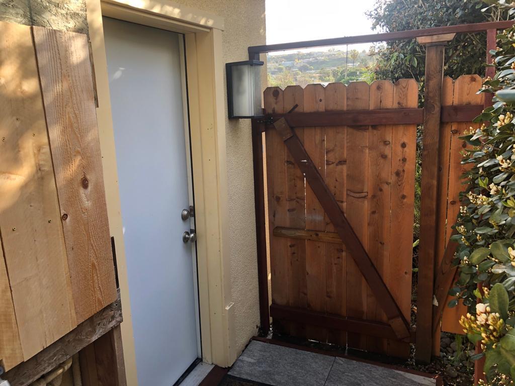Private entry with lockable gate - 7928 Calle de la Plata