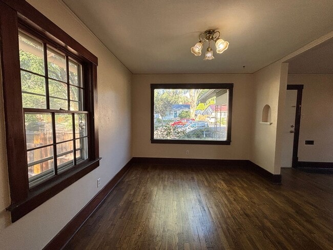 Building Photo - Available Now!  Single family home just mi...