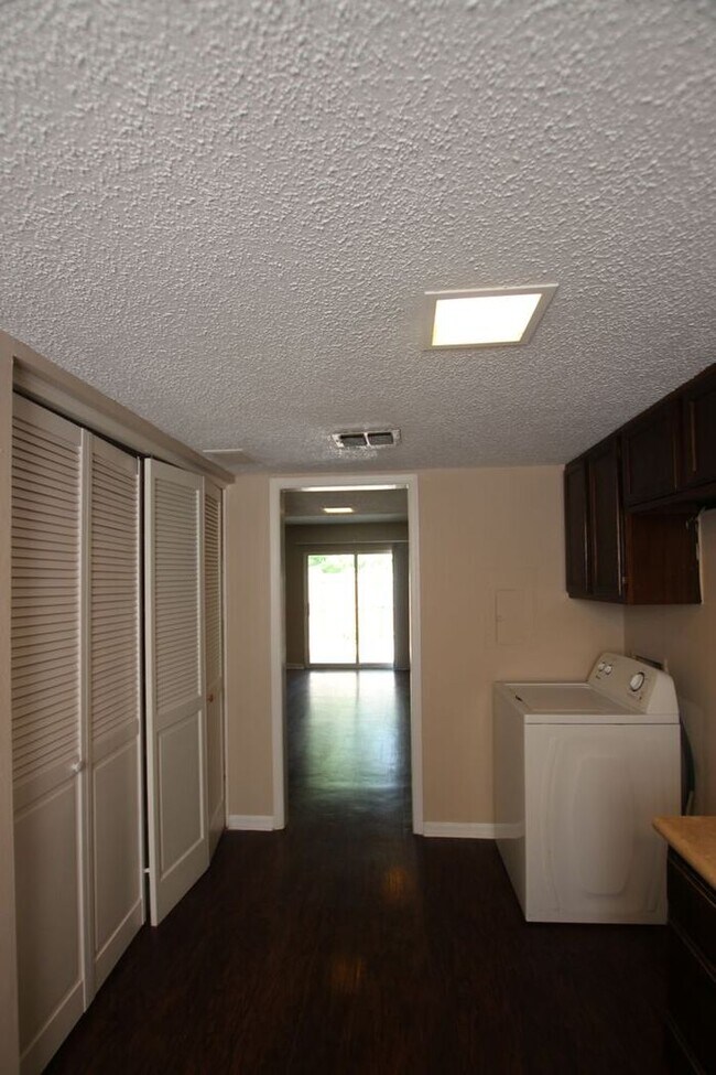 Building Photo - Beautiful 3 Bedroom, 2.5 Bath Townhome in ...