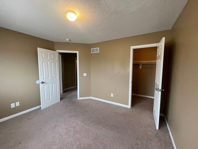 Building Photo - 2608 Deerfield Blvd