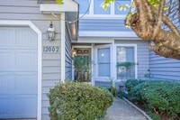 Building Photo - Lovely 3 bedroom, 2.5 Bathroom townhouse s...