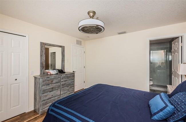 Building Photo - 3876 Island Way