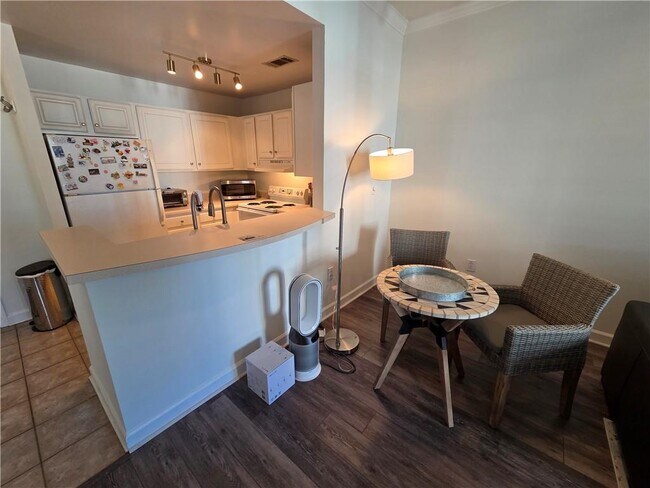 Building Photo - 1101 Juniper St NE