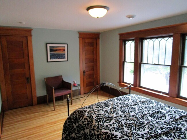 Building Photo - SINGLE FAMILY HOME! Great Location! Laundr...
