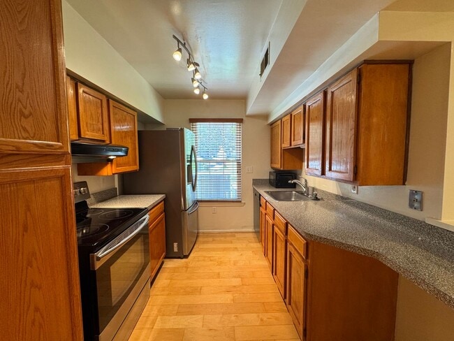 Building Photo - Sun-filled 1 Bed 1 Bath 1st Level Condo Wi...