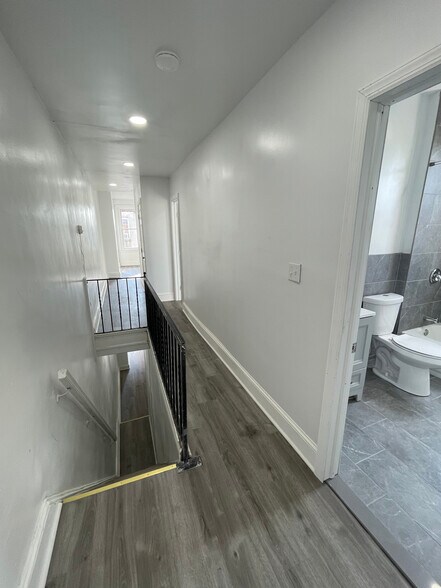 Entrance Hallway - 2001 E Monmouth St