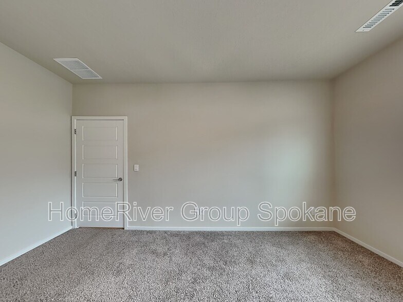 Building Photo - 5820 W Yorktown Ln