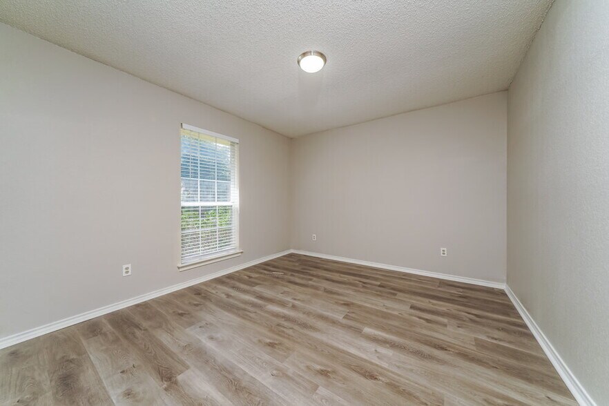 Building Photo - 601 Wedgewood Dr
