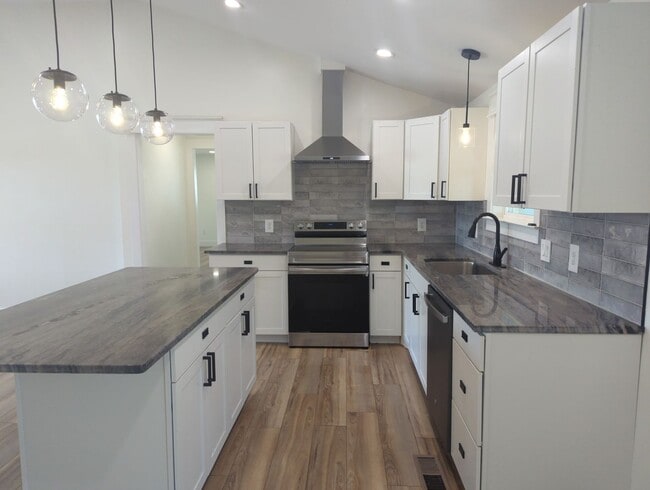 Building Photo - NICE SPACIOUS House in Holly Hills