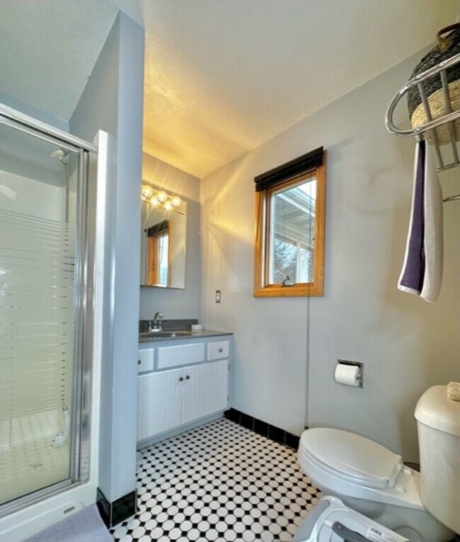 Building Photo - Beautiful / Spacious 3 Bed 3 Bath Ranch Style Single Family Home!