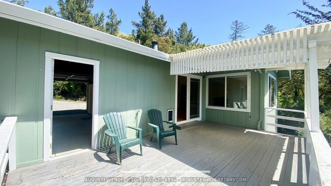 Building Photo - Lovely and RARE 3/2 single level home in O...