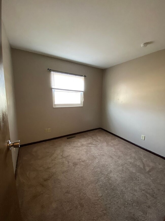 Building Photo - Great Ranch House next to a Park and Public Swimming Pool!