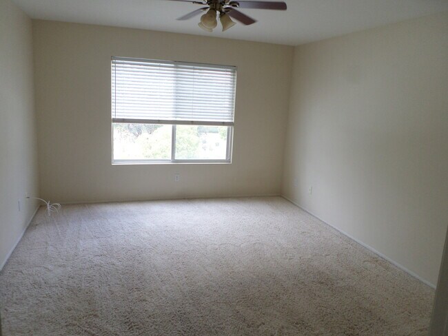 Building Photo - Really Cute 3 BR/ 2.5 BA Home in Beautiful Paseo Del Sol