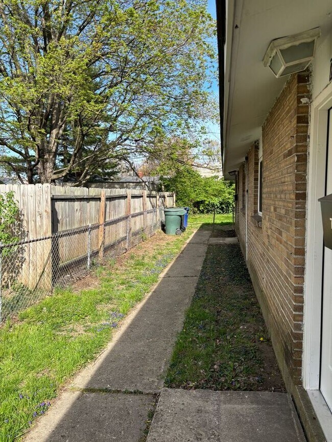 Building Photo - Charming 2-bedroom and 1-bathroom house lo...