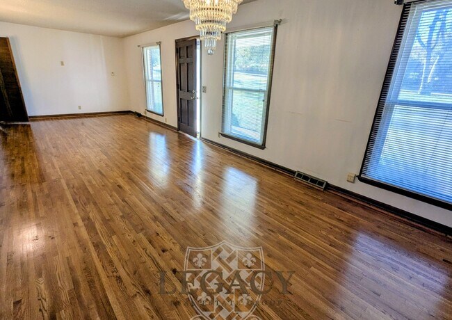 Building Photo - 3042 Old Murfreesboro Rd