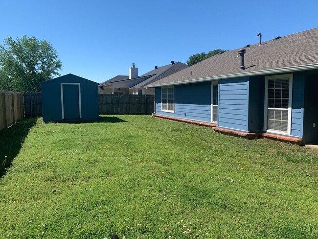 Building Photo - This beautifully updated three-bedroom, tw...